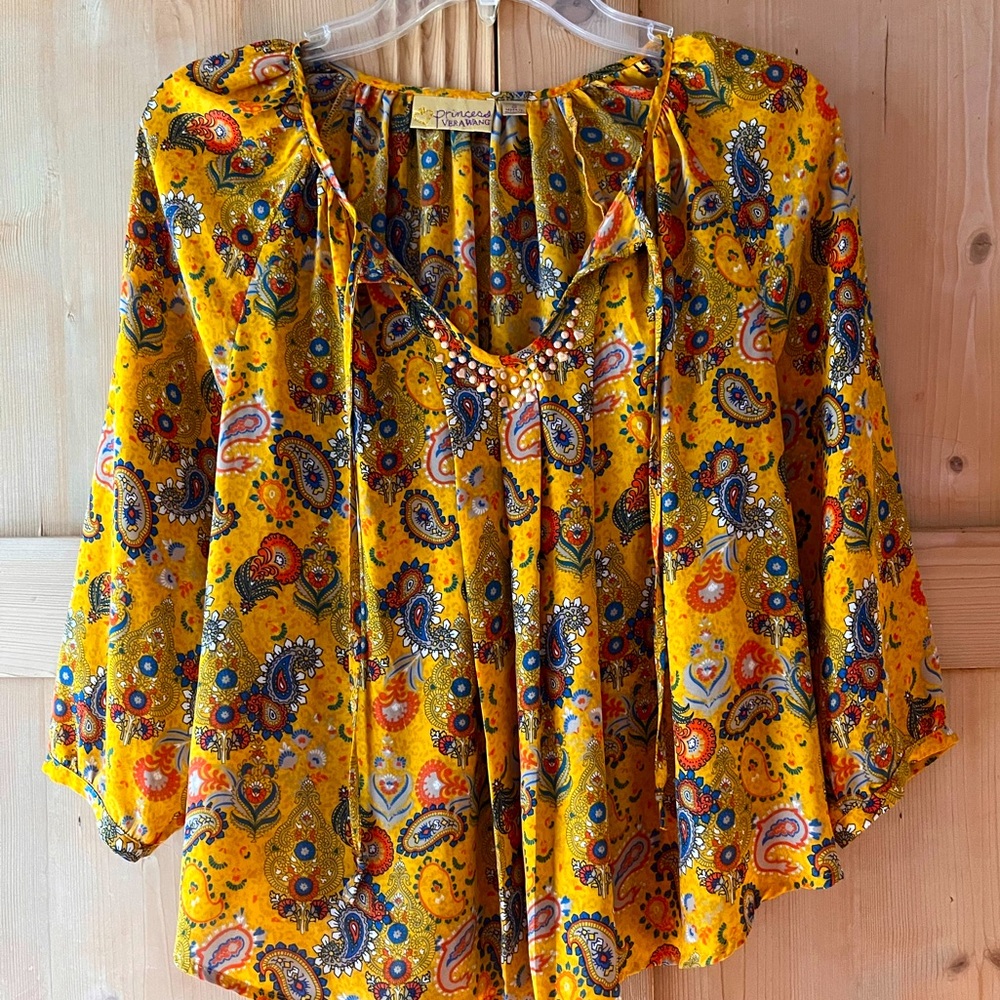 Princess Vera Wang flowy top in gold print, size S